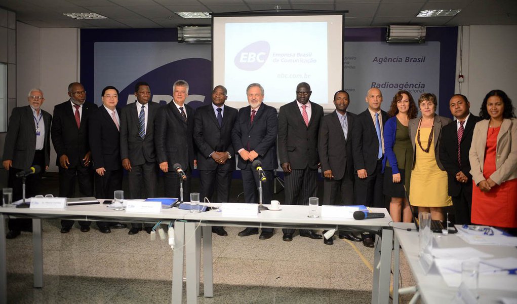 Em Brasília, 6ª assembleia das agências de informação em língua portuguesa abre discussão sobre formação de portal de notícias conjunto; conteúdo seria compartilhado entre estruturas noticiosas de oito países, da África, Portugal e Brasil; agências mais consolidadas podem coordenar montagem e operação; acesso do público será totalmente gratuito; jornalistas e profissionais envolvidos tem pressa em instalar plataforma de informação; "não queremos que esta seja apenas mais uma reunião", afirmou representante de Moçambique