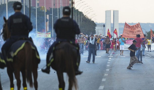 Governo do Distrito Federal emitiu nota nesta terça (27) com esclarecimentos sobre as manifestações que ocorreram na capital do país; "A Secretaria de Segurança Pública agiu estritamente dentro do protocolo previsto em casos de manifestações. A operação foi eficiente, já que protegeu o grande público, especialmente crianças, estudantes e idosos que estavam no evento de visitação à Taça da Copa do Mundo, em exposição ao lado do Estádio Nacional Mané Garrincha", afirma