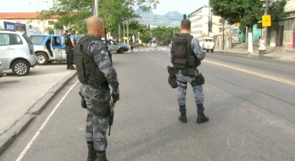 Por volta das 8h30 desta quarta-feira, 1º, uma guarnição da Unidade de Polícia Pacificadora do complexo de favelas do Alemão fazia patrulhamento na localidade conhecida como Largo do Mineiro, quando encontrou criminosos armados; o grupo atirou contra os policiais, e o PM foi atingido no rosto; na noite dessa quarta-feira, 30, um soldado do Batalhão de Operações Especiais da PM (Bope) foi baleado na perna durante troca de tiros com bandidos na favela Nova Brasília