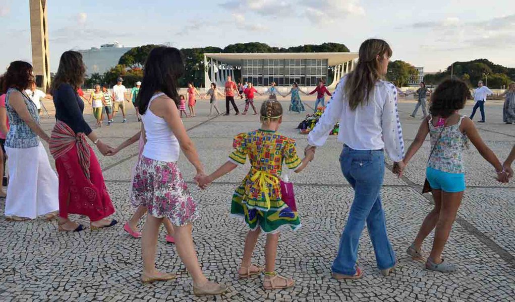 A das cerca de 60 pessoas que participaram do evento é difundir informações sobre a adoção e despertar o interesse das pessoas para as cerca de 5,4 mil crianças e jovens aptos a serem adotados.; dados do Cadastro Nacional de Adoção mostram que, das 5,4 mil crianças e jovens aptos para adoção, 4,3 mil (80%) estão na faixa etária acima de 9 anos