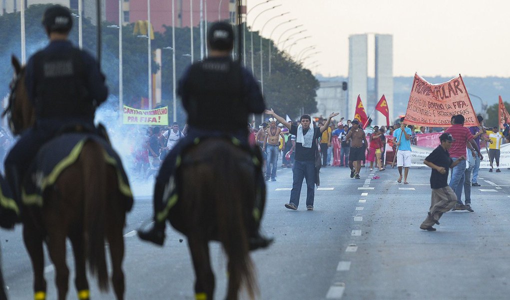 Governo do Distrito Federal emitiu nota nesta terça (27) com esclarecimentos sobre as manifestações que ocorreram na capital do país; "A Secretaria de Segurança Pública agiu estritamente dentro do protocolo previsto em casos de manifestações. A operação foi eficiente, já que protegeu o grande público, especialmente crianças, estudantes e idosos que estavam no evento de visitação à Taça da Copa do Mundo, em exposição ao lado do Estádio Nacional Mané Garrincha", afirma