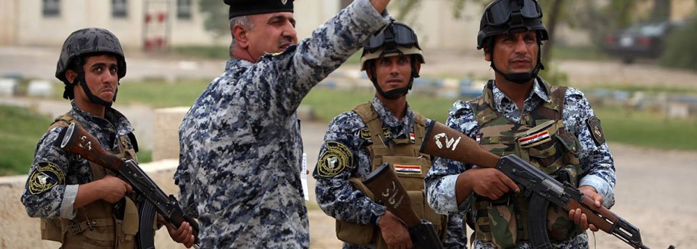 Exército iraquiano expulsou insurgentes sunitas do vilarejo-natal do falecido ditador Saddam Hussein; grupo dissidente do al Qaeda que lidera a insurgência anunciou na semana passada a formação de um califado islâmico de estilo medieval, que elimina as fronteiras do Iraque e da Síria, e ameaçou avançar rumo à capital iraquiana, Bagdá, para derrubar o governo conduzido por xiitas