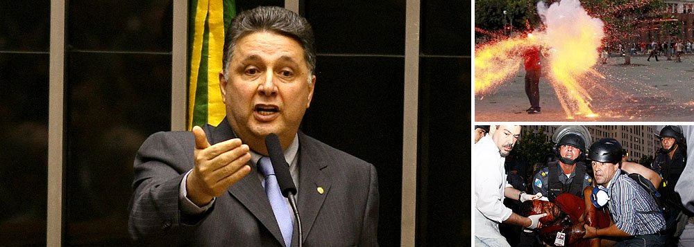 Deputado diz que jornais do Rio "inventaram" versão de que a bomba que atingiu um cinegrafista da Band durante protesto nesta quinta-feira foi lançada por manifestantes; "as imagens mostram um rastro de fumaça típico das bombas de gás e não de coquetel molotov ou cabeça de nego como a TV Globo informou ontem", afirma Anthony Garotinho em seu blog