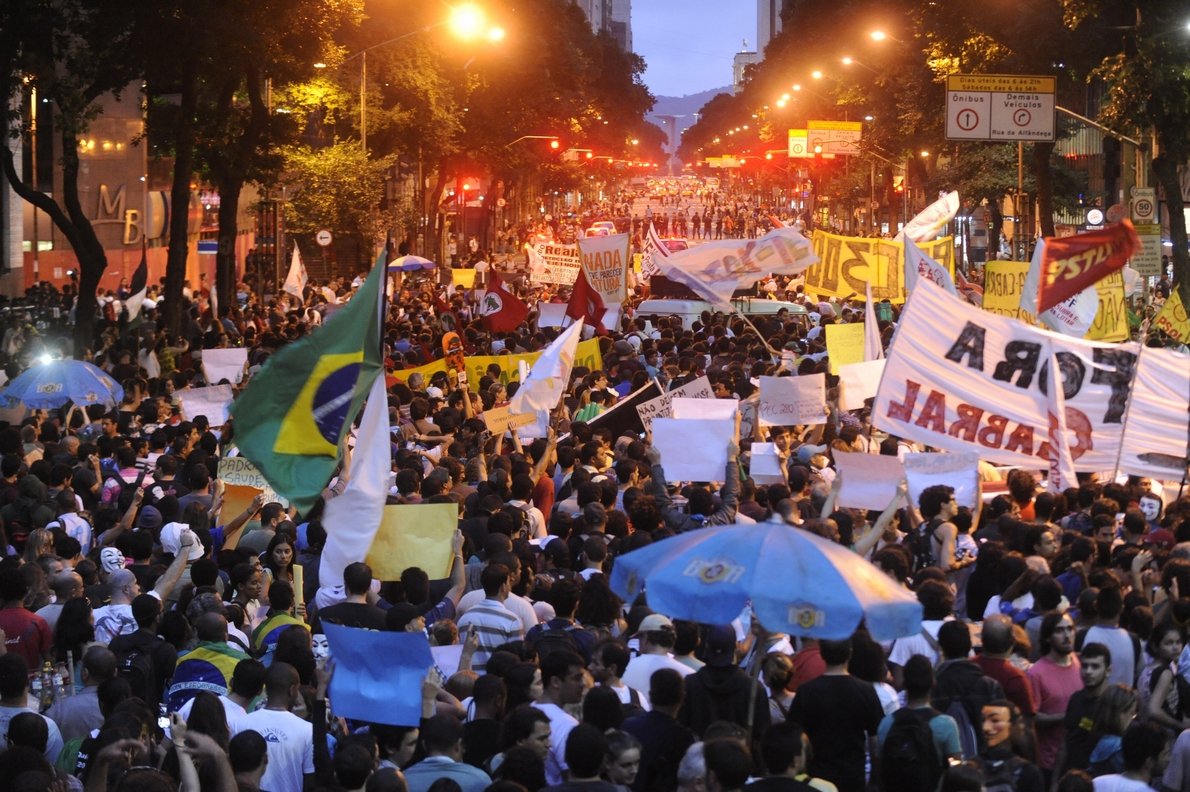 Seis meses depois das manifestações que tiveram como motivação inicial a suspensão do aumento das passagens de ônibus, nenhum avanço foi observado pelos usuários de transporte público no Rio; CPI chegou a ser criada na Câmara Municipal, mas está parada na Justiça e usuários reclamam a estrutura precária e más condições no transporte público 