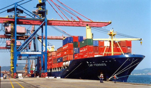 Houve saldo positivo de US$ 591 milhões, resultado de exportações maior; com isso, o déficit acumulado no ano voltou a cair, de US$ 2,85 bilhões para US$ 2,26 bilhões; vendas de produtos de maior valor agregado, manufaturados e semimanufaturados, cresceram na comparação com o comércio de produtos básicos