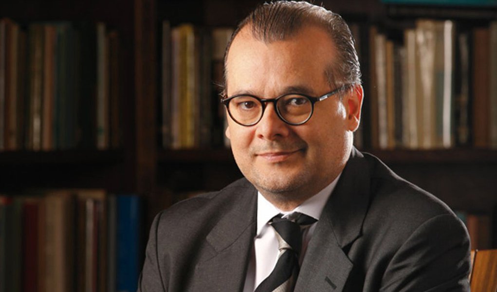 Economista Gustavo Franco, um dos formuladores do Plano Real, diz que o "futebol se tornou uma metáfora exata das causas da inflação" no Brasil: "Alguns estádios foram construídos com um dinheiro que não existe, aumentando a dívida do governo. Se queríamos exemplos de irresponsabilidade fiscal que todos entendessem, a Copa foi um espetáculo", afirma o ex-presidente do Banco Central de 1997 a 1999