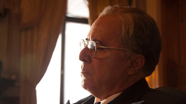 Thriller político do diretor carioca João Jardim, que arrisca-se em sua primeira ficção, no entanto, não se refere ao final, já conhecido de todos - o suicídio de Vargas - mas buscar penetrar o que passou pela cabeça do presidente naqueles últimos dias de sua vida e governo