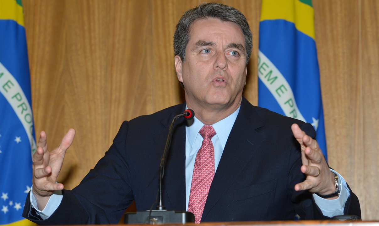O diretor-geral da Organização Mundial do Comércio (OMC), o brasileiro Roberto Carvalho de Azevêdo, escolheu uma equipe de distintas nacionalidades: portuguesa, australiana, francesa, sul-coreana e brasileira, entre outras; os principais desafios da equipe são relançar a liberalização do comércio mundial e reavivar os pactos multilaterais de comércio; faz parte da equipe também a brasileira Tatiana Prazeres, ex-secretária de Comércio Exterior do Ministério do Desenvolvimento, Indústria e Comércio Exterior (MDIC)