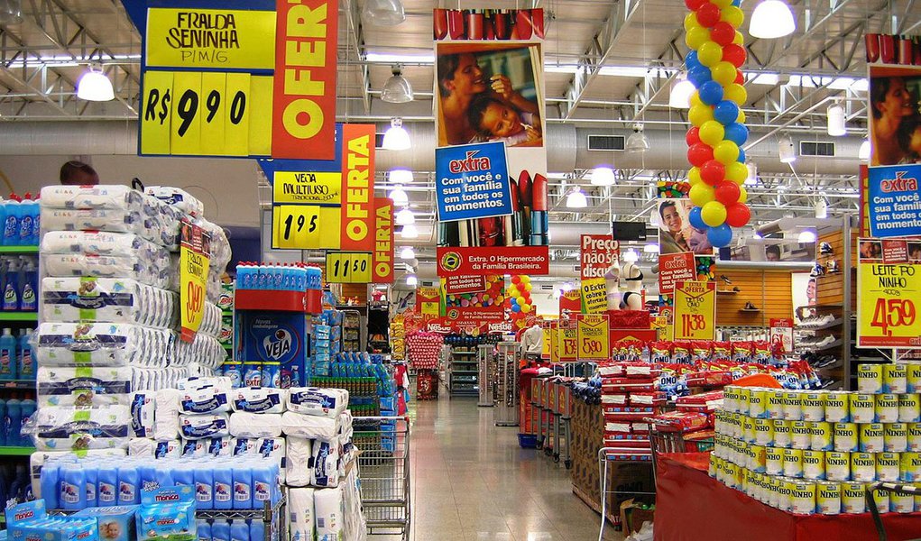 Analistas do mercado financeiro deixaram inalteradas suas projeções para a inflação e o crescimento da economia neste ano, mas reduziram suas expectativas para 2014, quando, segundo as previsões, o IPCA deve ficar em 5,92% e o PIB, 2,13% (ante 2,20% anteriormente); dados são do boletim Focus, do BC