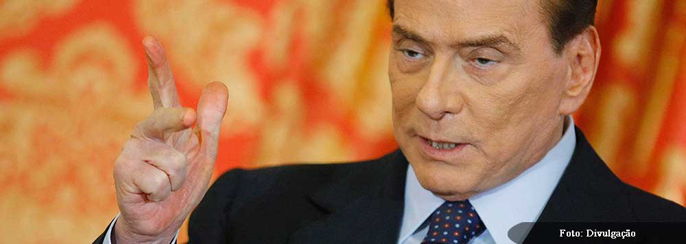 Ato de rebeldia do líder de centro-direita, na prática, derruba o governo do primeiro-ministro, Enrico Letta, e deixa a terceira maior economia da Europa no caos; anúncio, que provavelmente irá conduzir à realização de novas eleições ou a formação de uma nova coalizão, veio um dia depois que Letta desafiou o partido de Berlusconi para apoiá-lo em um voto de confiança no Parlamento após semanas de tensão