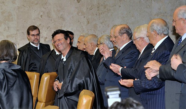 O ministro Luiz Fux ficará no lugar do ministro Marco Aurélio, que deixou o tribunal após completar mandato de dois anos na cadeira destinada a ministros do Supremo Tribunal Federal (STF); Fux já pertence à corte, mas atuava como ministro substituto; “Prometo, bem e fielmente, cumprir os respectivos deveres e atribuições, em harmonia com a Constituição e as leis da República”, afirmou