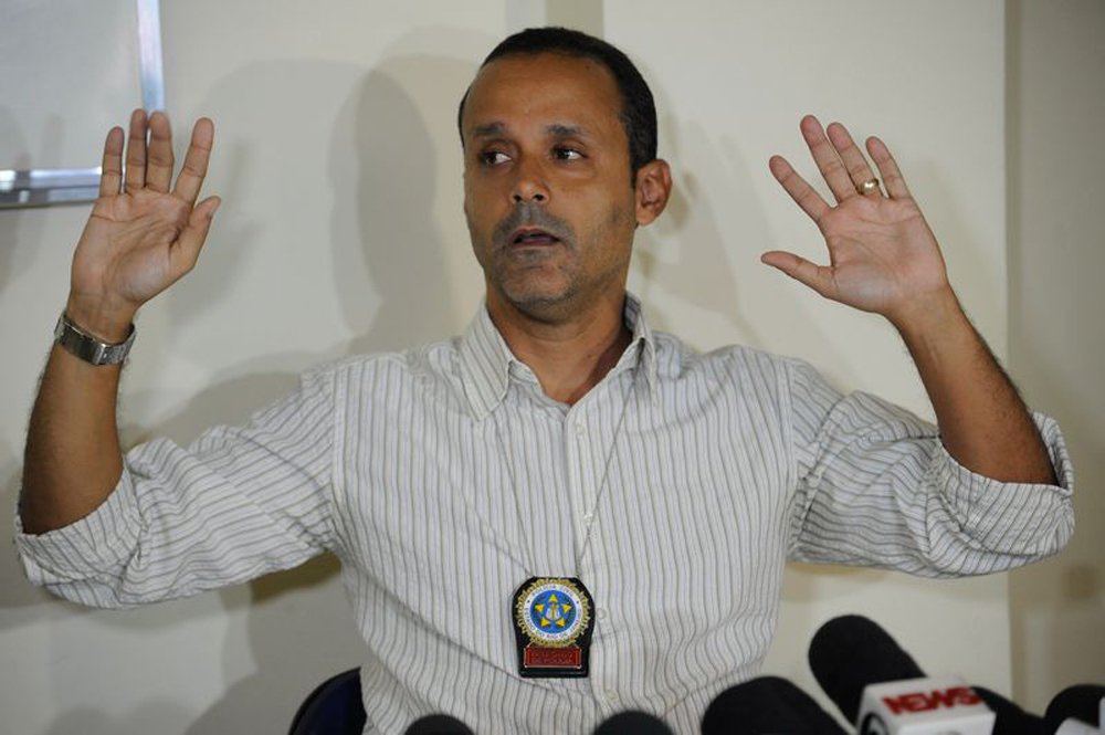 O delegado Maurício Luciano enfatizou que as imagens mostram o rapaz Fábio Raposo Barbosa caminhando lado a lado com o principal suspeito, que afirma não conhecer. “Tudo que ele falou não se coaduna com as imagens e não nos convenceu”. Por isso, Fábio Raposo foi indiciado pelos mesmos crimes daquele elemento que acionou a bomba, que são  tentativa de homicídio qualificado e crime de explosão