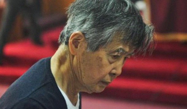 Ex-presidente do Peru, Alberto Fujimori cumpre sentença de 25 anos de detenção por crimes humanitários cometidos no exercício da Presidência; ele foi diagnosticado como portador de doença cardíaca