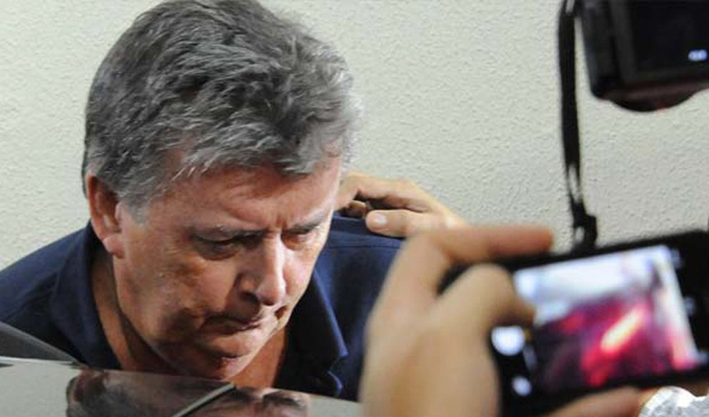 Raymond Whelan, diretor-executivo da Match Services, empresa acusada de chefiar uma quadrilha internacional de cambistas, que vendia ilegalmente ingressos e pacotes de hospedagem para a Copa do Mundo, se entregou nesta tarde ao Tribunal de Justiça do Rio de Janeiro; Whelan teve prisão preventiva decretada na semana passada e era considerado foragido pela polícia