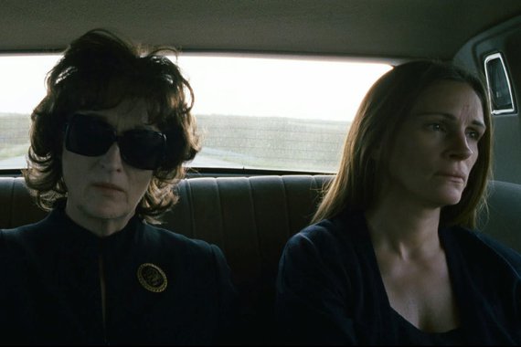 "Álbum de Família" se insere numa tradição do teatro e do cinema norte-americanos, encontrando seus pares em Eugene O'Neill (especialmente em "Longa Jornada Noite Adentro") e Tennessee Williams e retratando um mundo contemporâneo onde não resta espaço para dinastias familiares