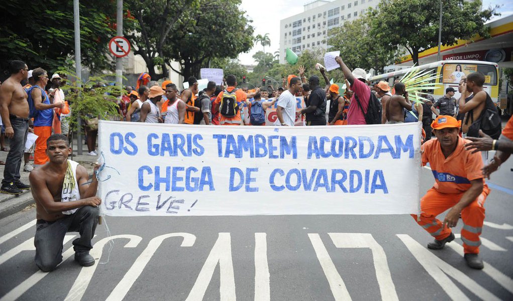Manifestação feita neste sábado 1º por um grupo de garis "sem representatividade junto à categoria", segundo alegou em nota o Sindicato de Empregados de Empresas de Asseio e Conservação do Município do Rio de Janeiro, não prejudicou a coleta Comlurb no primeiro dia oficial do carnaval carioca; por outro lado, o movimento diz que o sindicato se afastou dos interesses da categoria