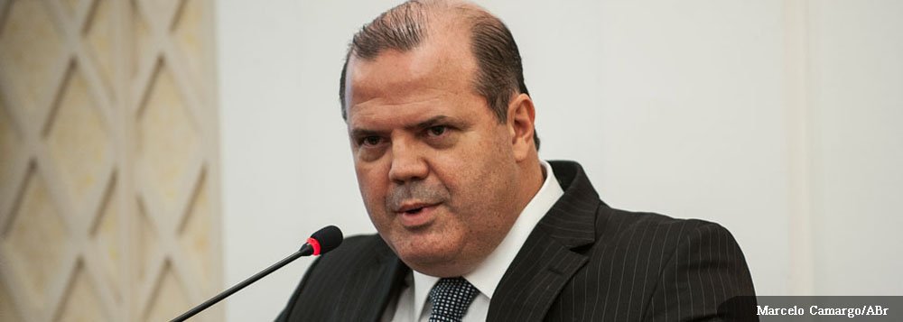 Federal Reserve decidiu manter o ritmo de compras de títulos para estimular a economia norte-americana; para conter a alta da moeda americana, o BC brasileiro anunciou em agosto um programa regular de oferta de dólares até o fim do ano, num montante total de US$ 60 bilhões, para reduzir a volatilidade do câmbio e oferecer proteção a empresas; "não há notícias do nosso lado sobre esse assunto", disse 