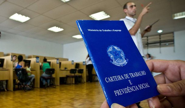 Desemprego no Brasil fechou 2013 em 7,1%, segundo PNAD Contínua do IBGE; no terceiro trimestre do ano passado, a taxa média foi de 6,9%, caindo para 6,2 por cento em média nos últimos três meses do ano; nova pesquisa do instituto mostra que a taxa de desemprego foi maior do que a anunciada anteriormente pela Pesquisa Mensal de Emprego (PME)
