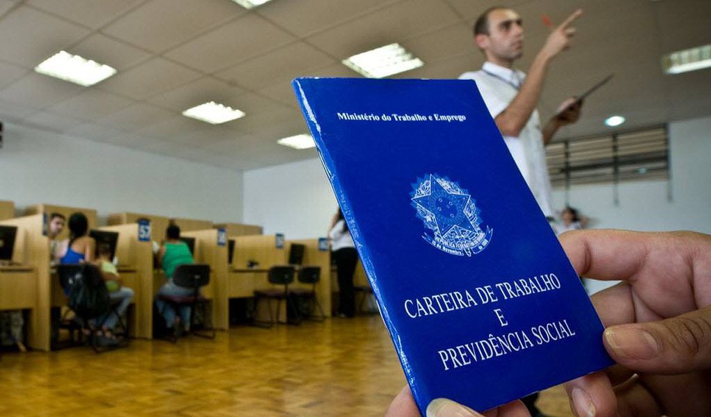Desemprego no Brasil fechou 2013 em 7,1%, segundo PNAD Contínua do IBGE; no terceiro trimestre do ano passado, a taxa média foi de 6,9%, caindo para 6,2 por cento em média nos últimos três meses do ano; nova pesquisa do instituto mostra que a taxa de desemprego foi maior do que a anunciada anteriormente pela Pesquisa Mensal de Emprego (PME)