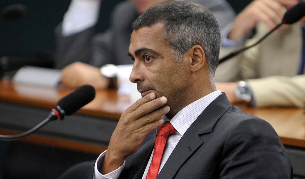 Procurador eleitoral do Rio de Janeiro, Maurício da Rocha Ribeiro, diz que deputado não aparece filiado ao PSB antes do 5 de outubro e, portanto, não pode se candidatar à reeleição na Câmara ou ao Senado; em agosto de 2013, ex-jogador deixou o partido de Eduardo Campos por desavenças, mas voltou no fim de setembro após promessa de sair candidato ao governo do Rio em 2016