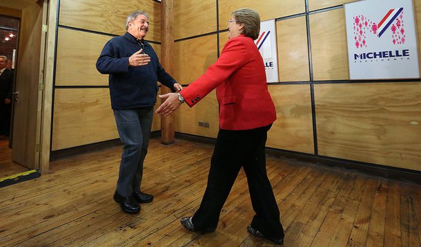 Candidata à Presidência do Chile recebeu visita e apoio do ex-presidente na disputa; segundo Lula, ela é a pessoa mais comprometida com o país e com a construção de uma integração sólida na América Latina; socialista, que venceu o primeiro turno com 46% dos votos, enfrentará no próximo dia 15 a candidata governista, Evelyn Matthei