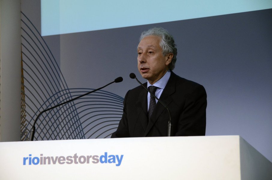 O economista Persio Arida, um dos pais do Plano Real, que completa 20 anos nesta segunda, afirma que o Brasil necessita de uma nova agenda de reformas, capaz de reduzir a inflação e as taxas de juros; "Muitas das distorções da economia brasileira - pouco investimento, deficiência de infraestrutura, falta de competividade, baixa alavancagem financeira, elevados spreads bancários, escassez de financiamento para projetos de longo prazo - resultam de termos tido taxas de juros reais elevadas por décadas a fio. Com menos inflação e menores juros reais, o Brasil poderá escapar da armadilha do baixo crescimento em que se encontra", diz ele