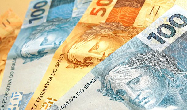 A Casa Civil, que confirmou a publicação ainda hoje, não informou sobre possíveis vetos presidenciais à Lei Orçamentária Anual (LOA) aprovada pelo Congresso no último dia 18; valor total do Orçamento para 2014 é R$ 2,488 trilhões; desse total, R$ 654,7 bilhões serão destinados ao refinanciamento da dívida pública; o restante, R$ 1,834 trilhão, está reservado para o orçamento fiscal, da seguridade social e para investimento das empresas estatais (R$ 105,6 bilhões)