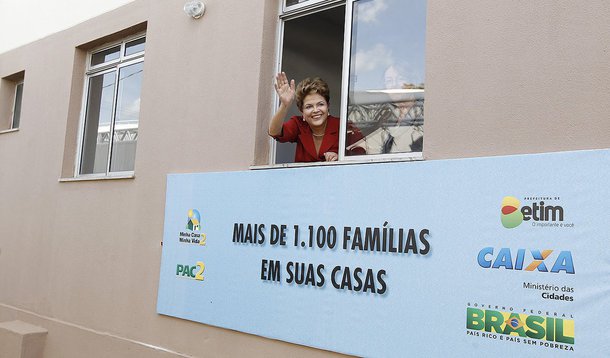 Governo quer atingir até dezembro do ano que vem a meta de 2,75 milhões de casas; somente na área rural, foram contratadas 100 mil casas até agora; "São agricultores e trabalhadores rurais que moravam em casas de taipa, de madeira ou mesmo em casas de alvenaria muito precárias, e que agora estão conquistando uma moradia digna", disse Dilma no programa semanal Café com a Presidenta