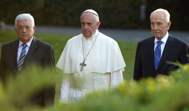 Francisco, anfitrião mês passado de encontro para oração entre o presidente de Israel, Shimon Peres, e o líder palestino Mahmoud Abbas, pediu ao mundo para rezar para que os dois líderes não tenham se encontrado em vão; no sábado, ataque aéreo israelense em Gaza matou 18 pessoas, e o Hamas lançou o maior ataque com foguetes em Tel Aviv desde o início da ofensiva israelense no enclave palestino