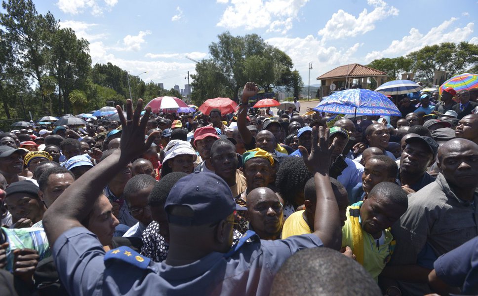 Durante os três dias em que ficou exposto no Union Buildings, o palácio do governo da África do Sul, cerca de 100 mil pessoas passaram pelo local. As estimativas iniciais do governo eram menores, mas foram atualizadas depois de constatarem que, somente no último dia de visitação, mais de 50 mil pessoas foram prestar homenagens ao ícone da luta contra o apartheid