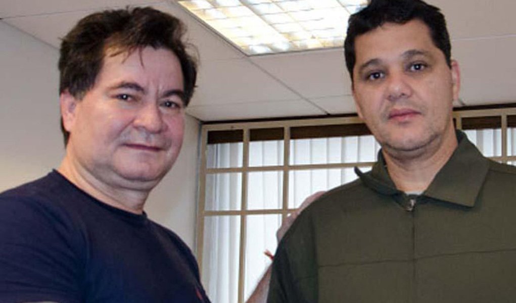 Presidente da Comissão de Relações Exteriores (CRE) do Senado, Ricardo Ferraço (PMDB-ES), afirma que autoridades diplomáticas bolivianas e brasileiras estão fazendo "tempestade em copo d'água"; o senador Roger Pinto Molina denunciou o envolvimento de autoridades bolivianas com o narcotráfico e é por elas acusado de corrupção e crime ambiental; ele estava asilado na embaixada brasileira na Bolívia desde 28 de maio de 2012; ele será ouvido no Senado nesta terça-feira