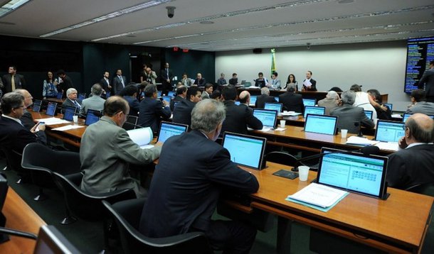 A Comissão de Constituição, Justiça e Cidadania da Câmara dos Deputados garantiu mais um passo para que a regulamentação do exercício da profissão de fotógrafo vire lei, ao aprovar em decisão terminativa a proposta apresentada para proteger os profissionais do setor; o texto segue agora para o Senado, onde haverá a última votação da proposta