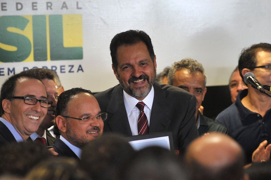 Distrito Federal foi o primeiro do País a erradicar o analfabetismo; governador Agnelo Queiroz recebeu nesta sexta-feira, do ministro da Educação, Henrique Paim, o Selo de Território Livre do Analfabetismo, que presta homenagem às localidades que atingem 96% de alfabetização, segundo o censo do IBGE; o DF atingiu o índice de 96,5%