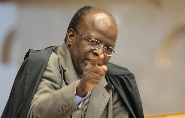 Interpelações de Joaquim Barbosa baixam o nível no Supremo, na opinião do colunista d´O Globo; para Elio Gaspari, mesmo que o presidente do STF não seja candidato à presidência, "deve respeitar o dissenso", pois "fazendo como faz, embaraça até mesmo quem o admira"