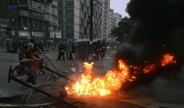 Simpatizantes do governo socialista de Maduro, usando roupas vermelhas, realizaram uma "marcha pela paz", enquanto os adversários, vestidos de branco, se reuniram para denunciar a alegada brutalidade das forças de segurança; polícia e os soldados usaram canhões de água e gás lacrimogêneo para bloquear manifestações de estudantes que atiravam pedras e coquetéis molotov e exigiam a liberação do acesso para se dirigirem à Ouvidoria do Estado