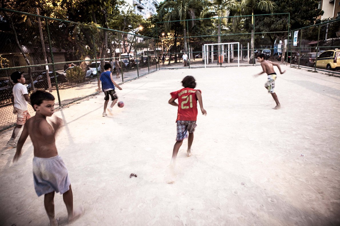 Festival Cinefoot, com 12 filmes sobre o futebol, começa neta sexta e vai até domingo no Shopping Conjunto Nacional; mostra é gratuita e programação inclui curtas e longas metragens e documentários e ficções com leituras diferentes sobre o assunto; uma das principais atrações é o documentário uruguaio Maracanã, inédito em Brasília; o filme de Andrés Varela e Sebastián Bednarik conta a história da Copa do Mundo de 1950, quando a Seleção Brasileira foi derrotada pelo Uruguai na decisão