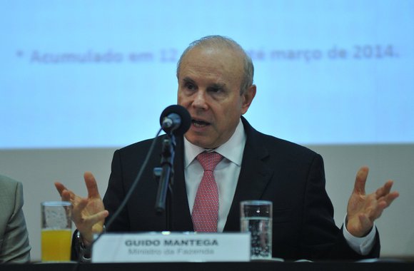
Ministro da Fazenda participa do seminário Brasil Novo, na Câmara dos Deputados, que discute com governo e empresários o futuro da economia brasileira; Guido Mantega também disse prever uma volta lenta do aquecimento econômico global; Guido Mantega disse também que crise internacional que afetou vários países desde 2008 "está arrefecendo" e que "se houver recuperação mais rápida ainda poderemos ter desempenho melhor do que o proposto"; governo espera crescer 2,3% em 2014
