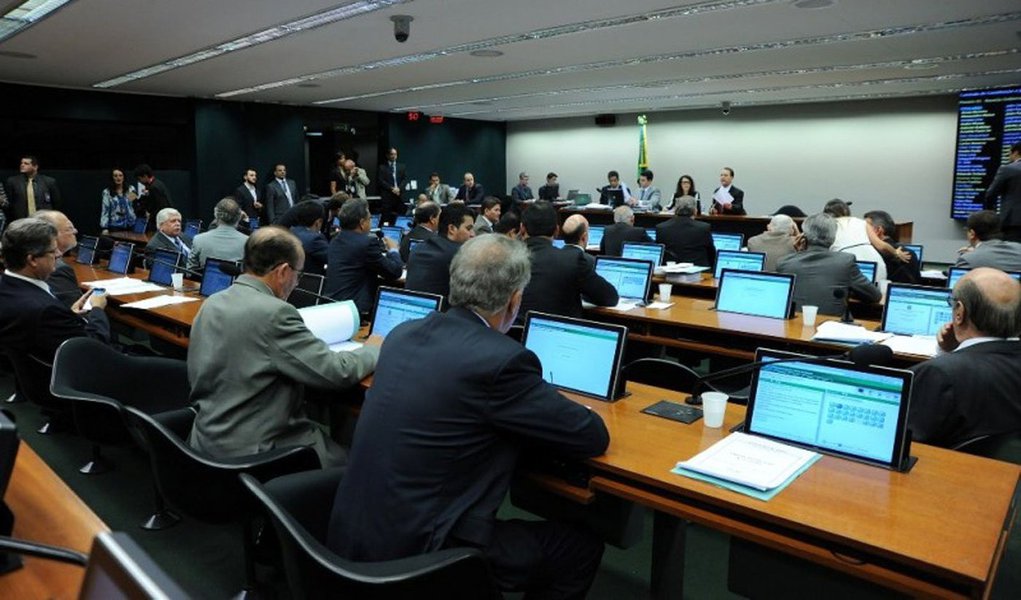 A Comissão de Constituição, Justiça e Cidadania da Câmara dos Deputados garantiu mais um passo para que a regulamentação do exercício da profissão de fotógrafo vire lei, ao aprovar em decisão terminativa a proposta apresentada para proteger os profissionais do setor; o texto segue agora para o Senado, onde haverá a última votação da proposta