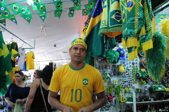 Comerciantes nos arredores da Torre de TV já se preparam para ótimo faturamento nesta segunda-feira com o jogo do Brasil contra Camarões, no estádio Mané Garrincha; expectativa da Polícia é que 30 mil pessoas passem pelo local; dono de uma loja com artigos do Brasil, Paulo Neri diz estar preparado para a demanda; "Investimos cerca de R$ 30 mil em produtos e queremos vender tudo nesses dias de jogos aqui em Brasília. Mas nossa melhor expectativa de venda é para esta segunda-feira"