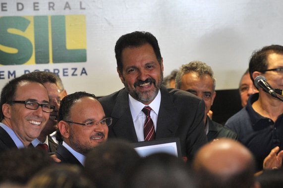 Distrito Federal foi o primeiro do País a erradicar o analfabetismo; governador Agnelo Queiroz recebeu nesta sexta-feira, do ministro da Educação, Henrique Paim, o Selo de Território Livre do Analfabetismo, que presta homenagem às localidades que atingem 96% de alfabetização, segundo o censo do IBGE; o DF atingiu o índice de 96,5%