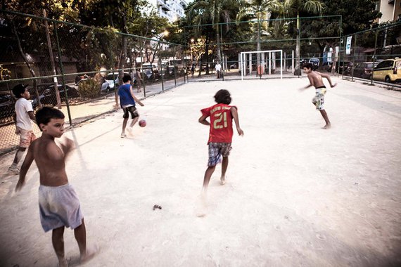 Festival Cinefoot, com 12 filmes sobre o futebol, começa neta sexta e vai até domingo no Shopping Conjunto Nacional; mostra é gratuita e programação inclui curtas e longas metragens e documentários e ficções com leituras diferentes sobre o assunto; uma das principais atrações é o documentário uruguaio Maracanã, inédito em Brasília; o filme de Andrés Varela e Sebastián Bednarik conta a história da Copa do Mundo de 1950, quando a Seleção Brasileira foi derrotada pelo Uruguai na decisão