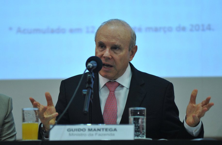
Ministro da Fazenda participa do seminário Brasil Novo, na Câmara dos Deputados, que discute com governo e empresários o futuro da economia brasileira; Guido Mantega também disse prever uma volta lenta do aquecimento econômico global; Guido Mantega disse também que crise internacional que afetou vários países desde 2008 "está arrefecendo" e que "se houver recuperação mais rápida ainda poderemos ter desempenho melhor do que o proposto"; governo espera crescer 2,3% em 2014

