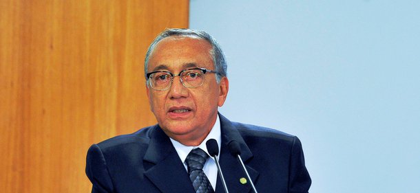 O ministro do Turismo afirmou que abriria mão da disputa, se além da governadora Roseana Sarney (PMDB), o pretendente fosse o senador licenciado e ministro das Minas e Energia, Edison Lobão; na semana passada osenador em exercício Lobão Filho (PMDB) – suplente de Edison Lobão – disse que quer disputar a eleição de Senador, caso a governadora não deixe o governo; essa foi a primeira vez que Gastão Vieira se declara oficialmente interessado na disputa ao Senado