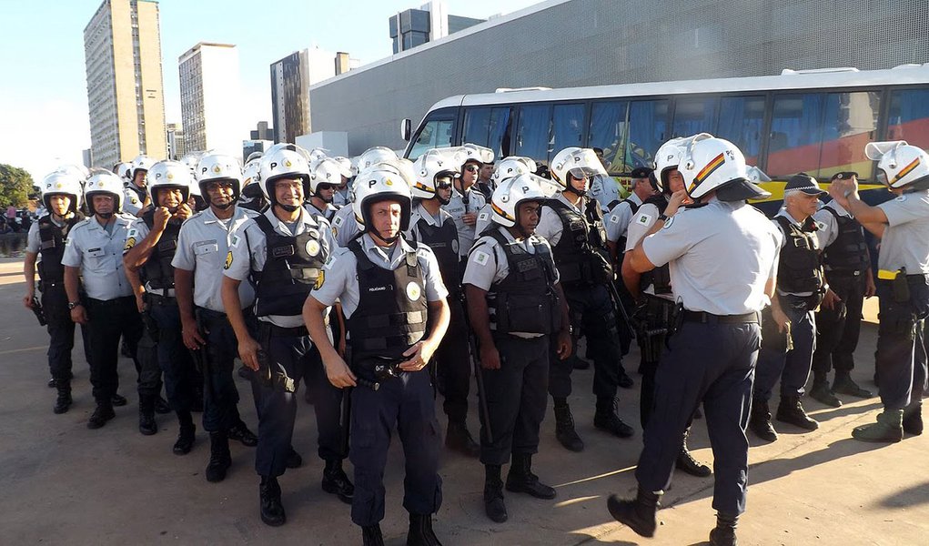 Quatro policiais foram presos pela Corregedoria da Polícia Militar do Distrito Federal por terem publicado ofensas contra a corporação nas redes sociais; um dos presos é oficial e os outros três são praças; outro PMs também foi identificado como um responsáveis por um blog que tem criticado tanto o governo do DF como a corporação