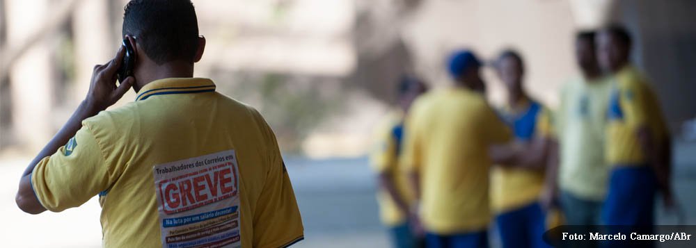 Os funcionários dos Correios estão em greve desde o dia 17 de setembro e, para voltar ao trabalho, pedem aumento real de 15% sobre os salários, reposição da inflação de 7,13%, aumento linear de R$ 200, reposição de 20% de perdas salariais e jornada de 6h diárias para os atendentes
