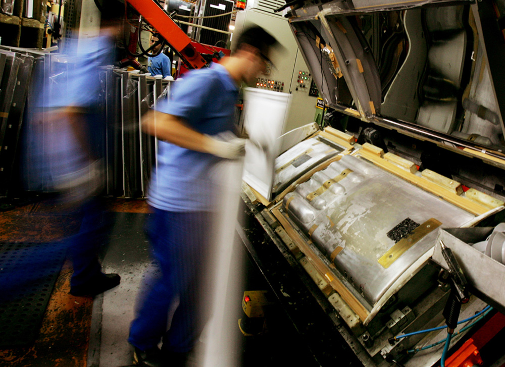 Brasil, Joinville, SC. 26/04/2006. Fabricação de geladeira de aço inox na linha de produção da fábrica de geladeiras Multibras (Consul e Brastemp), localizada em Joinville, Santa Catarina. - Crédito:EDUARDO NICOLAU/AGÊNCIA ESTADO/AE/Codigo imagem:12203