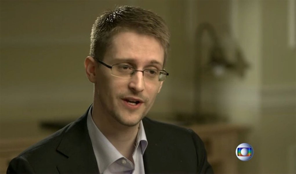 Em entrevista ao Fantástico, da Rede Globo, delator dos abusos de espionagem dos EUA Edward Snowden diz que se surpreendeu com negativa do governo brasileiro: "Eu adoraria morar no Brasil. Talvez eu não tenha cumprido algum procedimento a ser seguido"; em dezembro, ele publicou uma "carta aberta ao povo do Brasil, prometendo colaborar com as investigações sobre a ação da NSA no país em troca do asilo
 