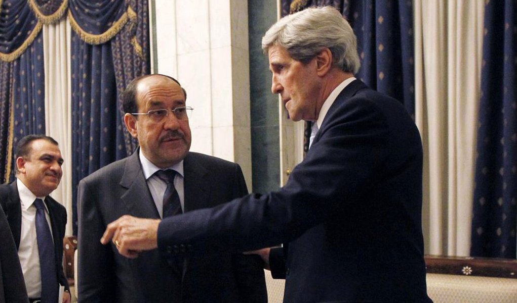 Em Jerusalém, secretário de Estado norte-americano alegou que país irá ajudar o governo do primeiro-ministro iraquiano, Nuri al-Maliki, mas deixou claro não haver hipótese sobre o retorno de tropas dos EUA ao Iraque