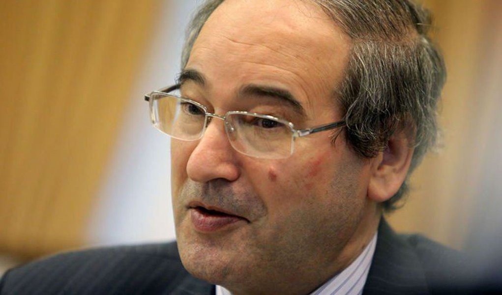 Vice-ministro dos Negócios Estrangeiros da Síria, Fayçal Moqdad, disse que o governo do presidente Bashar Al Assad não vai se render em caso de uma intervenção no país; "O governo sírio não vai mudar de posição mesmo que haja uma 3ª Guerra Mundial. Nenhum sírio pode sacrificar a independência do seu país", afirmou