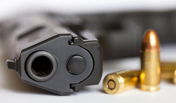 O Tribunal de Justiça do Distrito Federal suspendeu uma lei que instituiu a gratificação por apreensão de arma de fogo para os integrantes da PM, Polícia Civil, Corpo de Bombeiros Militar e outras categorias de servidores do DF; o TJ acolheu os argumentos apresentado pelo Ministério Público de que a lei é inconstitucional pois invade competência exclusiva da União para legislar sobre a remuneração dos integrantes das mencionadas forças